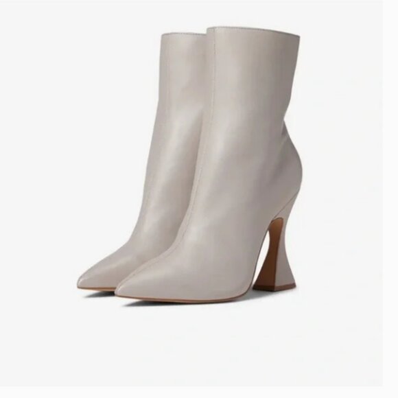 Steve Madden Shoes - 🌹Host Pick- Steve Madden Gray Heeled Boots Sleek Design